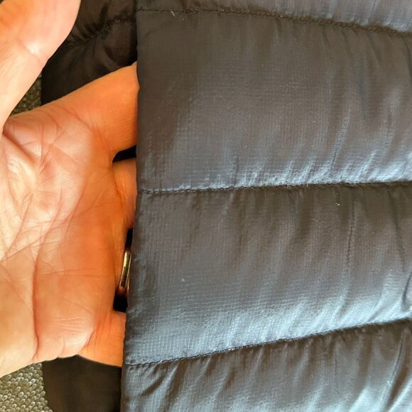 Uniqlo Navy Blue Ultra Light Down Jacket with Hoodie size Medium - Picture 6 of 10